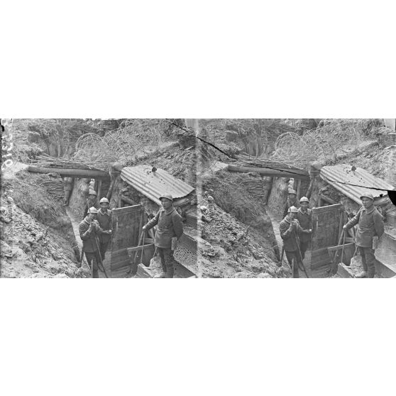 Soupir (Aisne). Les annamites occupent les anciennes tranchées allemandes sur le Mont des Sapins. [légende d'origine]