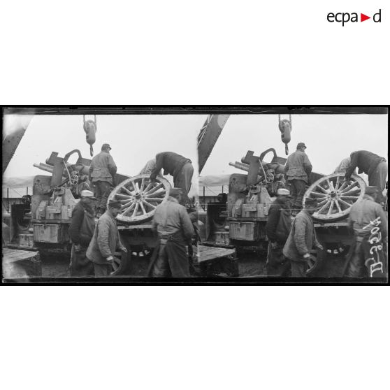 La Neuville-Sire-Bernard. Parc d'équipage du G.A.N. Chargement sur camion d'un canon de 155 (St Chamond) . [légende d'origine]