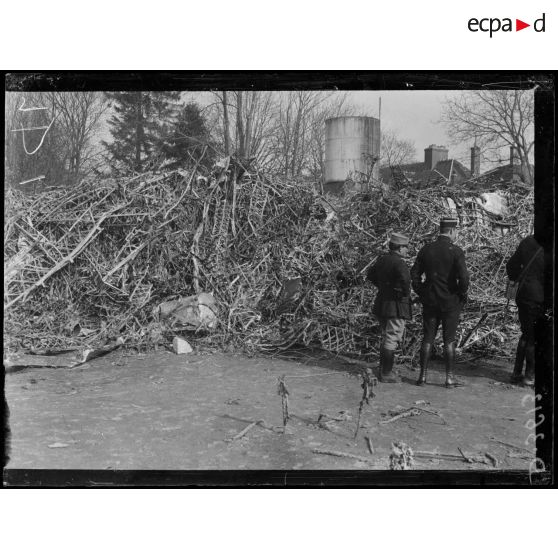 Compiègne (Oise), le Zeppelin abattu le 17 mars 1917. [légende d'origine]