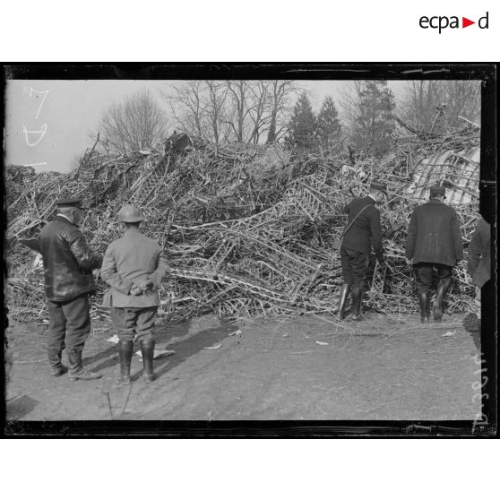 Compiègne (Oise), le Zeppelin abattu le 17 mars 1917. [légende d'origine]