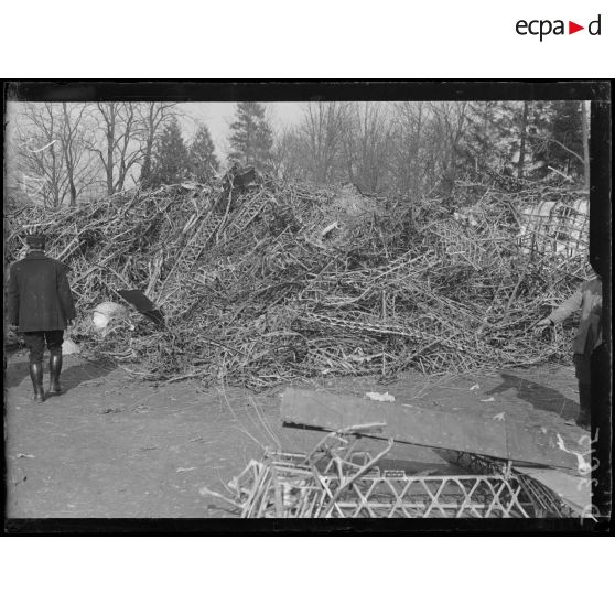 Compiègne (Oise), le Zeppelin abattu le 17 mars 1917. [légende d'origine]