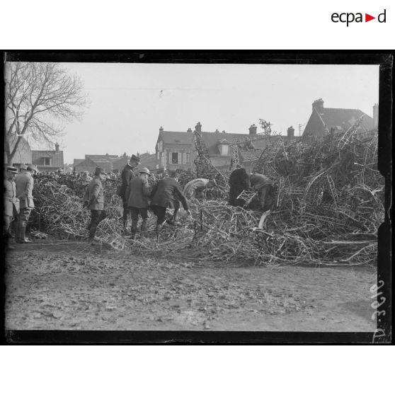Compiègne (Oise), le Zeppelin abattu le 17 mars 1917. [légende d'origine]