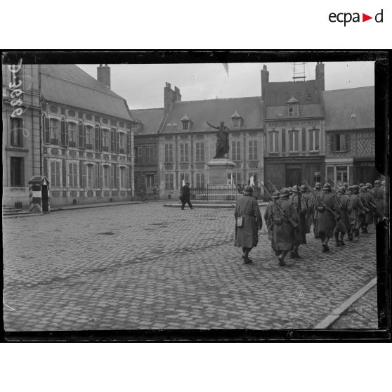 Ham (Somme), la place de l'hôtel de ville. Statue du général Foy. [légende d'origine]