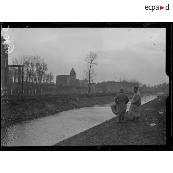 Ham (Somme), le château vu du canal. [légende d'origine]