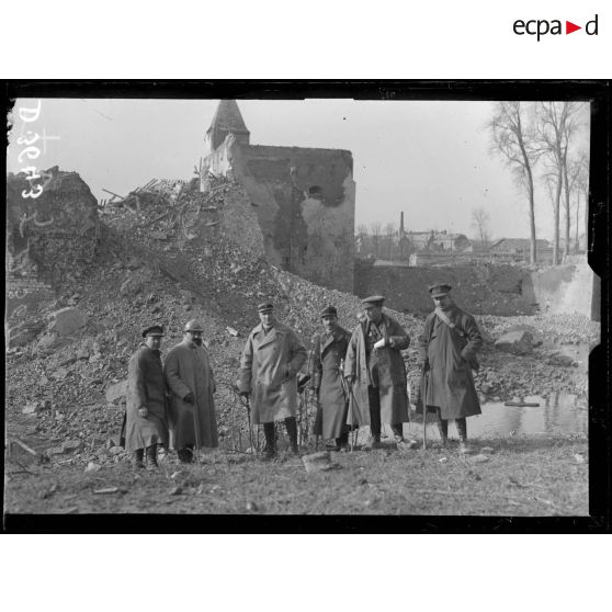 Ham (Somme), la mission journalistes américaine devant le château. [légende d'origine]