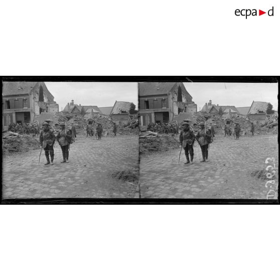 Nesle (Somme). Faubourg de Nesle avec soldats anglais. [légende d'origine]