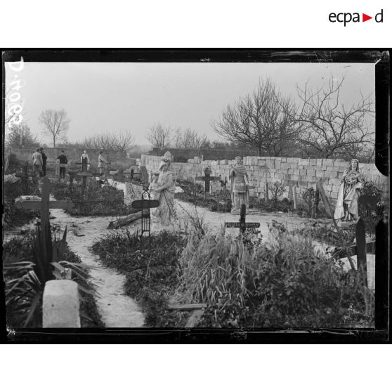 Lassigny (Oise), un coin du cimetière allemand. Les statues de l'église transférées dans les allées du cimetière. [légende d'origine]