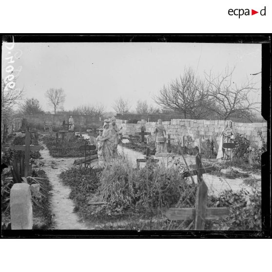 Lassigny (Oise), un coin du cimetière allemand. Les statues de l'église transférées dans les allées du cimetière. [légende d'origine]