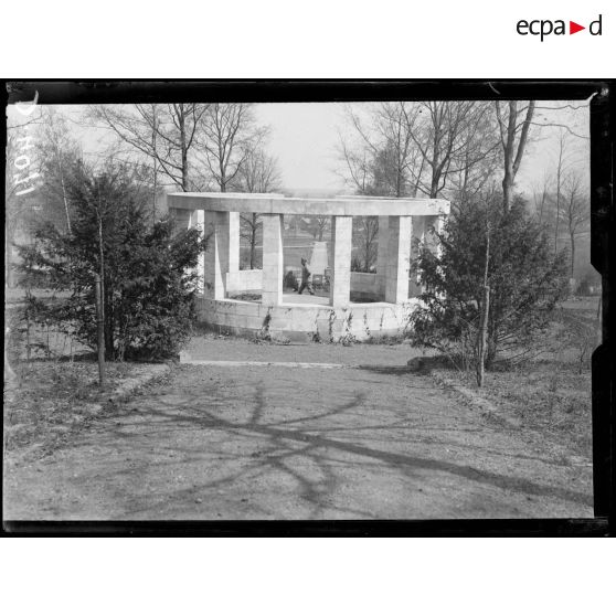 Cuts (Oise), monument dans le cimetière allemand. [légende d'origine]