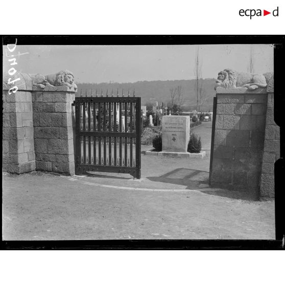 Noyon (Oise), entrée du cimetière allemand. [légende d'origine]