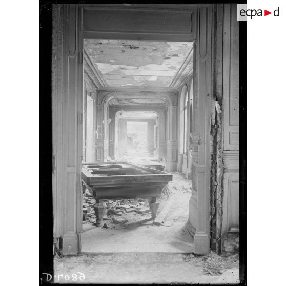 Goyencourt (Somme), le vestibule du château. [légende d'origine]