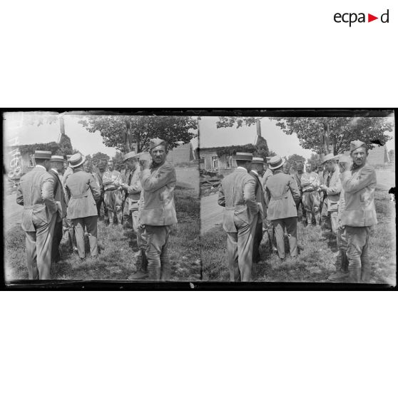 Noureuil (Aisne). Mission américaine et belge visitant les cantonnements du camp français. [légende d'origine]