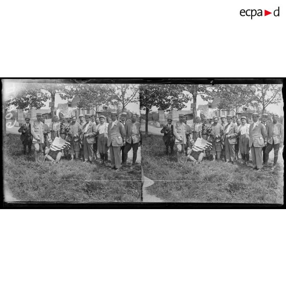 Noureuil (Aisne). Mission américaine et belge visitant les cantonnements du camp français. [légende d'origine]