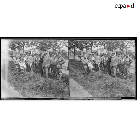 Noureuil (Aisne). Mission américaine et belge visitant les cantonnements du camp français. [légende d'origine]