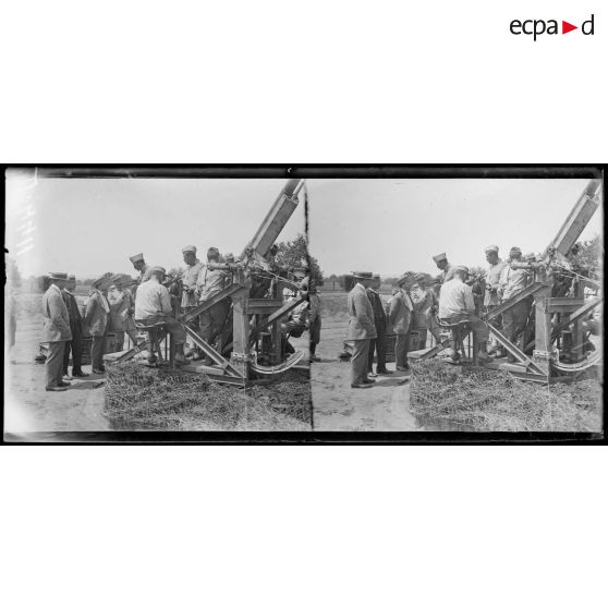 Noureuil (Aisne). La mission américaine visite une batterie de DCA. [légende d'origine]