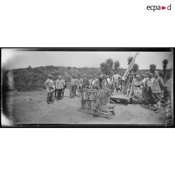 Noureuil (Aisne). La mission américaine visite une batterie de DCA. [légende d'origine]