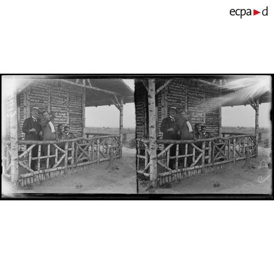 Frières-Faillouël (Aisne). La mission américaine à l'observatoire du prince Eitel-Frédéric. [légende d'origine]