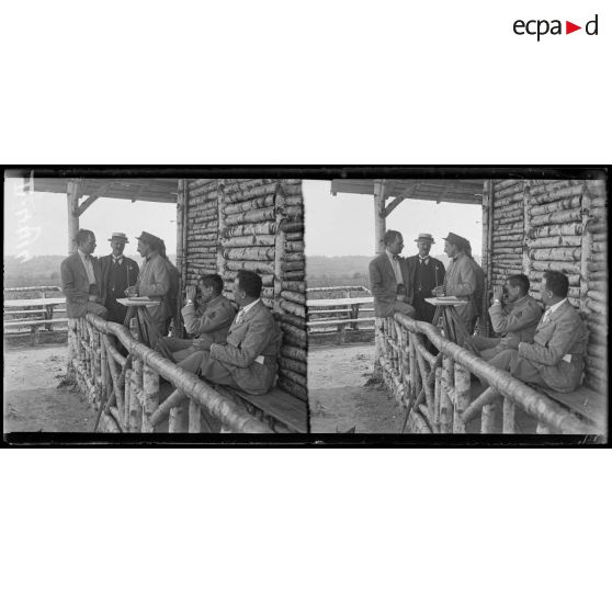 Frières-Faillouël (Aisne). La mission américaine à l'observatoire du prince Eitel-Frédéric. [légende d'origine]