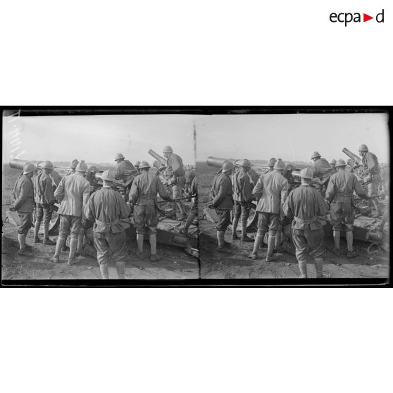 Près de Bouchoir (Somme). Nouvelle pièce anglaise de 203 dont va se servir notre artillerie. Chargement de la pièce. [légende d'origine]