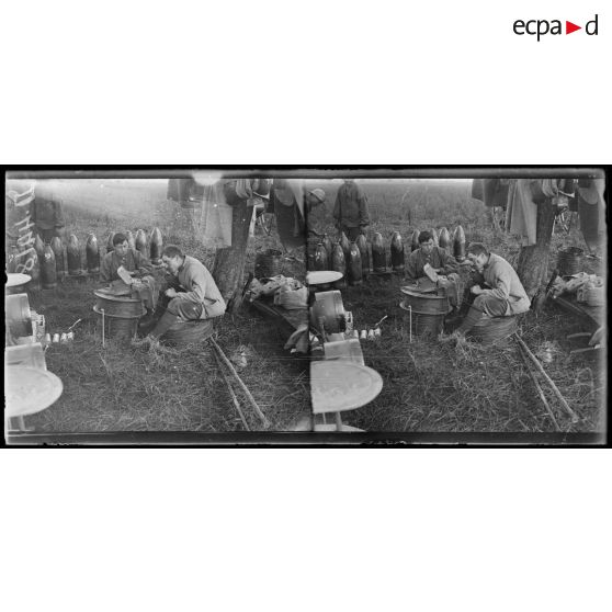 Près de Bouchoir (Somme). Téléphonistes d'une batterie de 203. [légende d'origine]