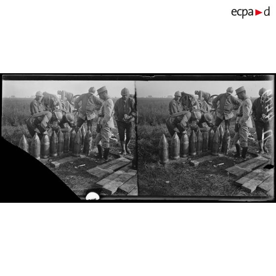 Près de Bouchoir (Somme). Nouvelle pièce anglaise de 203 dont va se servir notoffre artillerie. Mise en place des fusées sur les obus. [légende d'origine]