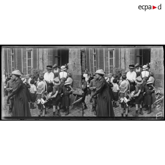 Noyon (Oise). Distribution de jouets aux enfants. [légende d'origine]