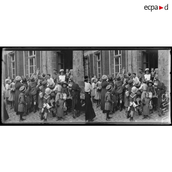 Noyon (Oise). Distribution de jouets aux enfants. [légende d'origine]