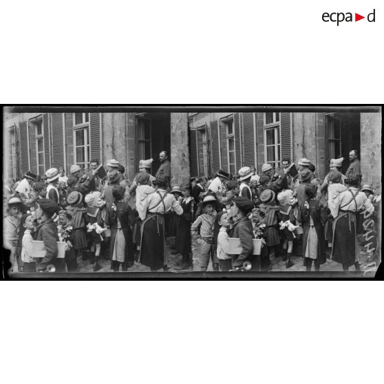 Noyon (Oise). Distribution de jouets aux enfants. [légende d'origine]