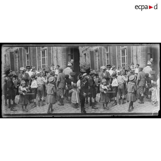 Noyon (Oise). Distribution de jouets aux enfants. [légende d'origine]