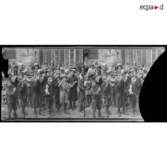 Noyon (Oise). Après la distribution de jouets aux enfants. [légende d'origine]