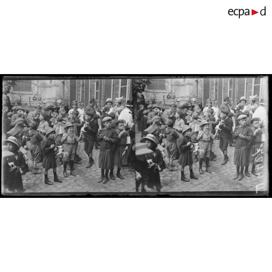 Noyon (Oise). Après la distribution de jouets aux enfants. [légende d'origine]