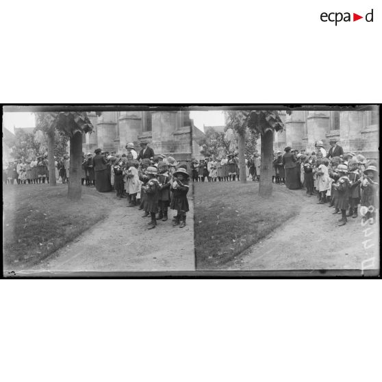 Noyon (Oise). Après la distribution de jouets aux enfants. [légende d'origine]