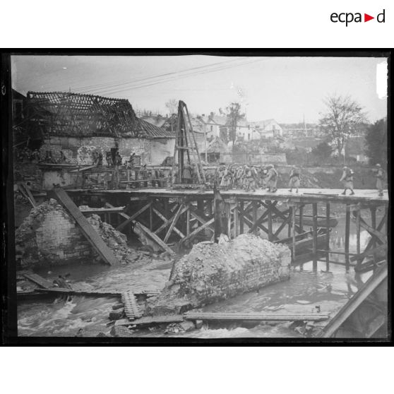 [Pont à l'entré d'une ville en ruine.]