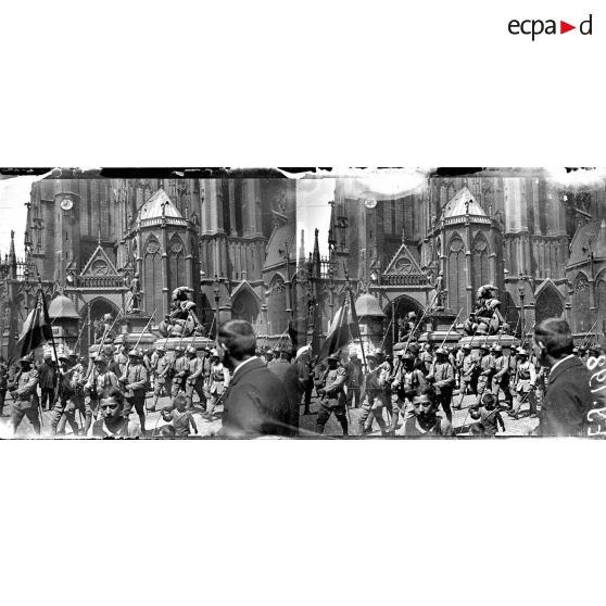 Les poilus défilant sur une place de Metz. [légende d'origine]