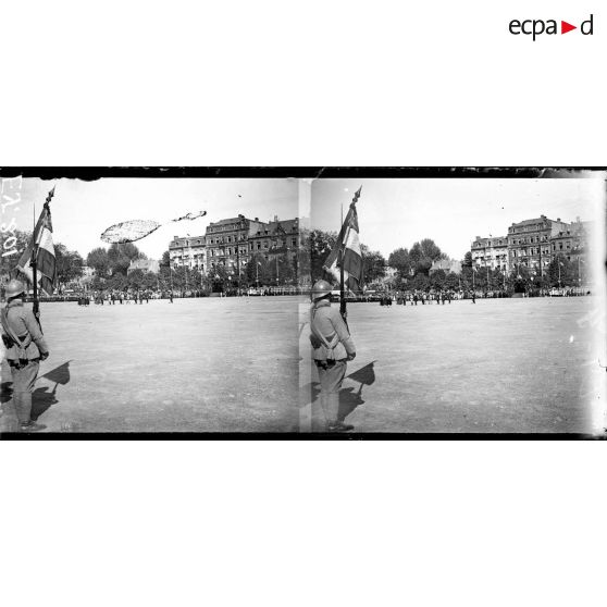 Décoration d'infirmières sur la place de la République de Metz . [légende d'origine]