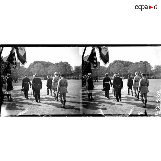 Une revue de troupes à Metz. [légende d'origine]