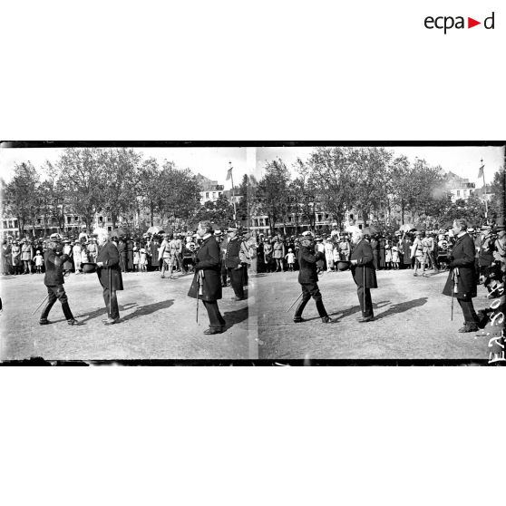 Monsieur Millerand félicite le général de Maud'huy. [légende d'origine]