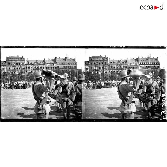 La musique pendant le défilé des Lorraines de Metz. [légende d'origine]