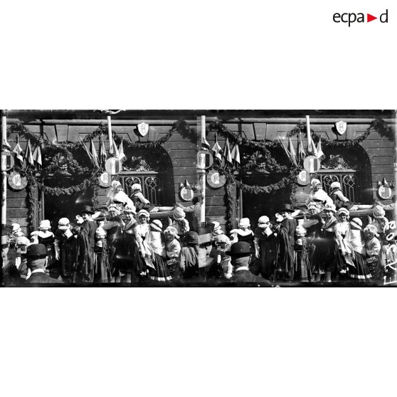 Metz. Les Lorraines pendant le défilé. [légende d'origine]