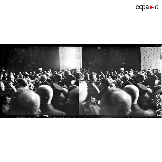 La sortie de monsieur Millerand de la cathédrale de Metz. [légende d'origine]