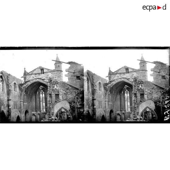 L'intérieur de l'église d'Etain. [légende d'origine]