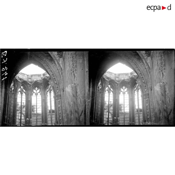 L'intérieur de l'église d'Etain. [légende d'origine]