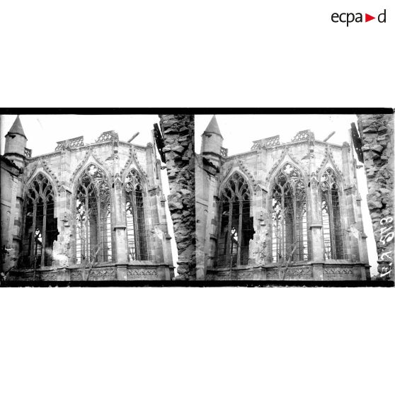 L'extérieur de l'église d'Etain. [légende d'origine]