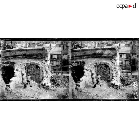 Les ruines des remparts des Romains de Verdun. [légende d'origine]