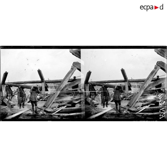 La cathédrale de Verdun en réparartion. [légende d'origine]