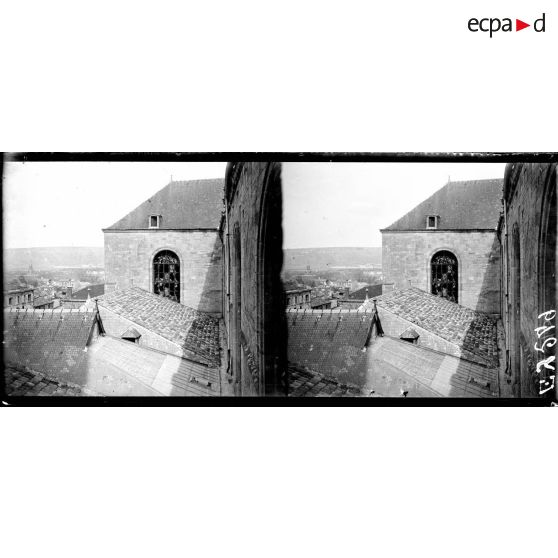 La cathédrale de Verdun en réparation. [légende d'origine]