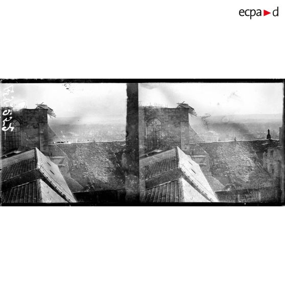 La toiture de la cathédrale de Verdun. [légende d'origine]