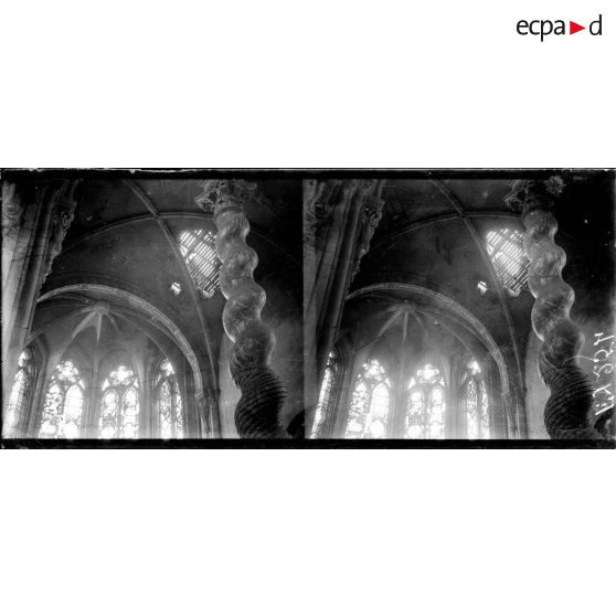 L'intérieur de la cathédrale de Verdun. [légende d'origine]
