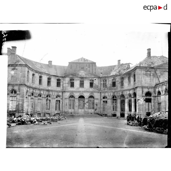 La cour de l'évêché de Verdun. [légende d'origine]