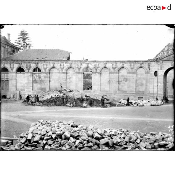 La cour de l'évêché de Verdun. [légende d'origine]